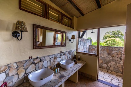 Kyambura Gorge Lodge